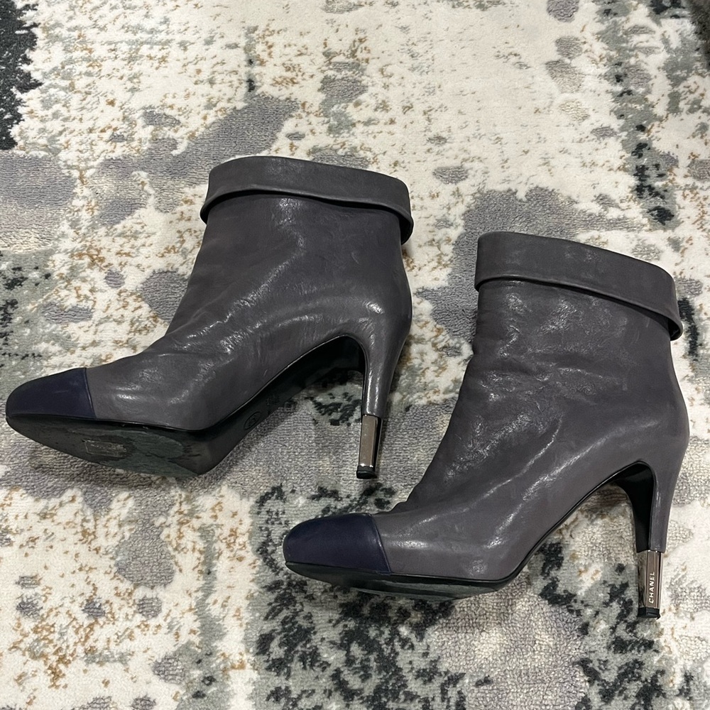 CHANEL 39 C GREY LEATHER BLUE CAP TOE BOOTIE HIDDEN PLATFORM ANKLE BOOTS - Picture 4 of 12